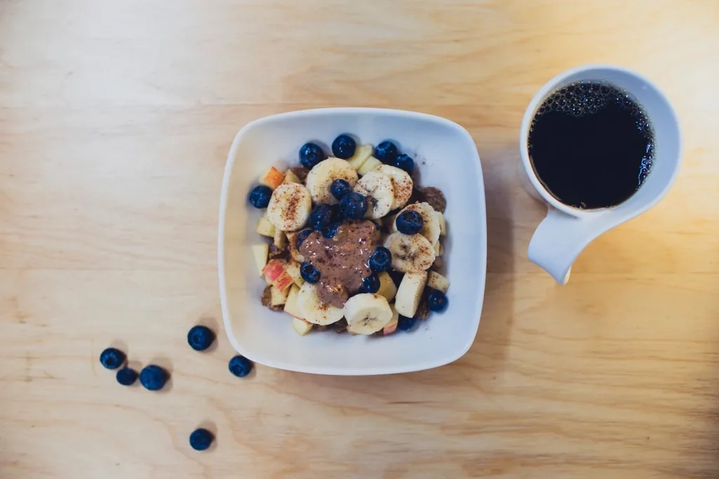 A high-fiber breakfast of oatmeal, banana, and blueberries, a first-line measure for hemorrhoid relief
